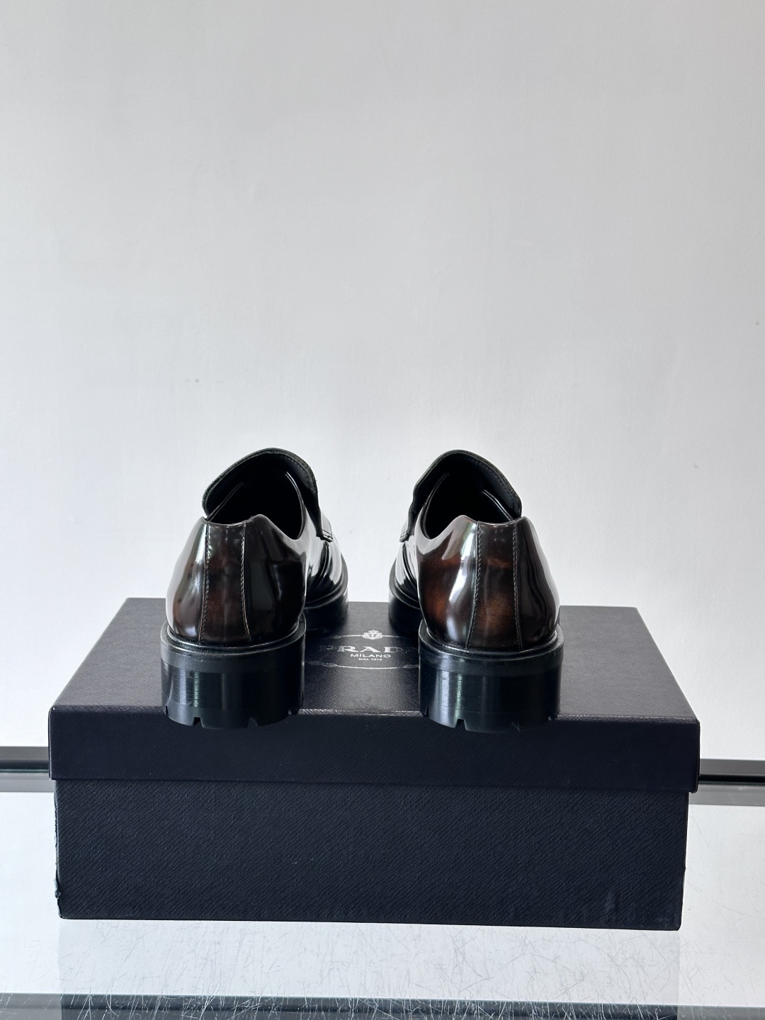 Prada男士乐福鞋​​✨选用意大利进口牛皮，鞋面光泽感强，质感细腻。经典一脚蹬设计，品牌辨识度满分！厚