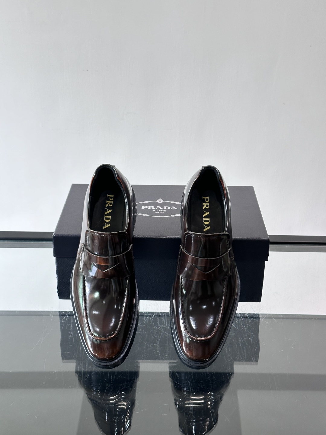 Prada男士乐福鞋​​✨选用意大利进口牛皮，鞋面光泽感强，质感细腻。经典一脚蹬设计，品牌辨识度满分！厚