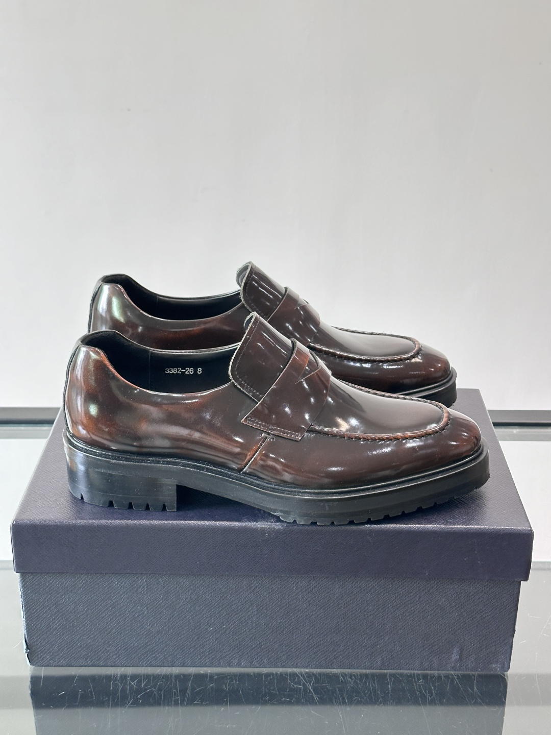 Prada男士乐福鞋​​✨选用意大利进口牛皮，鞋面光泽感强，质感细腻。经典一脚蹬设计，品牌辨识度满分！厚