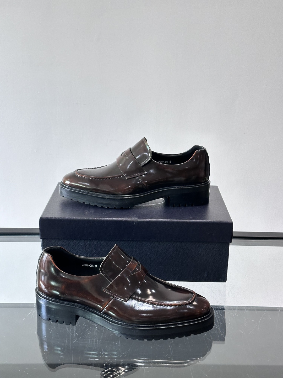 Prada男士乐福鞋​​✨选用意大利进口牛皮，鞋面光泽感强，质感细腻。经典一脚蹬设计，品牌辨识度满分！厚