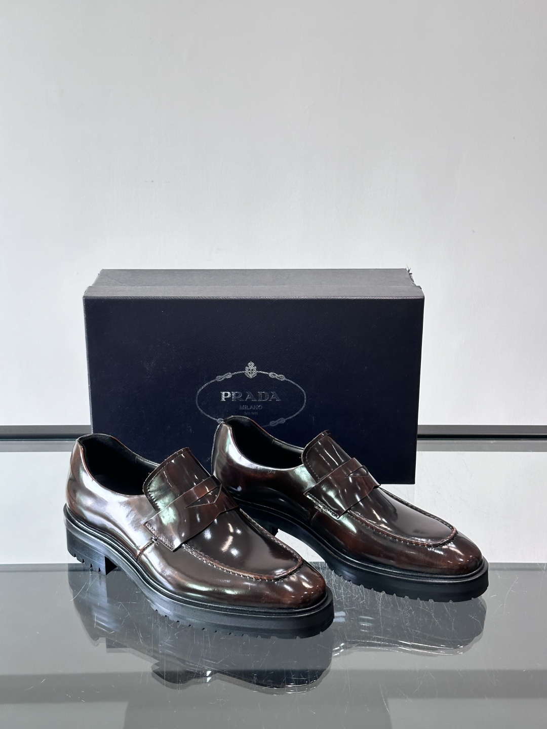 Prada男士乐福鞋​​✨选用意大利进口牛皮，鞋面光泽感强，质感细腻。经典一脚蹬设计，品牌辨识度满分！厚