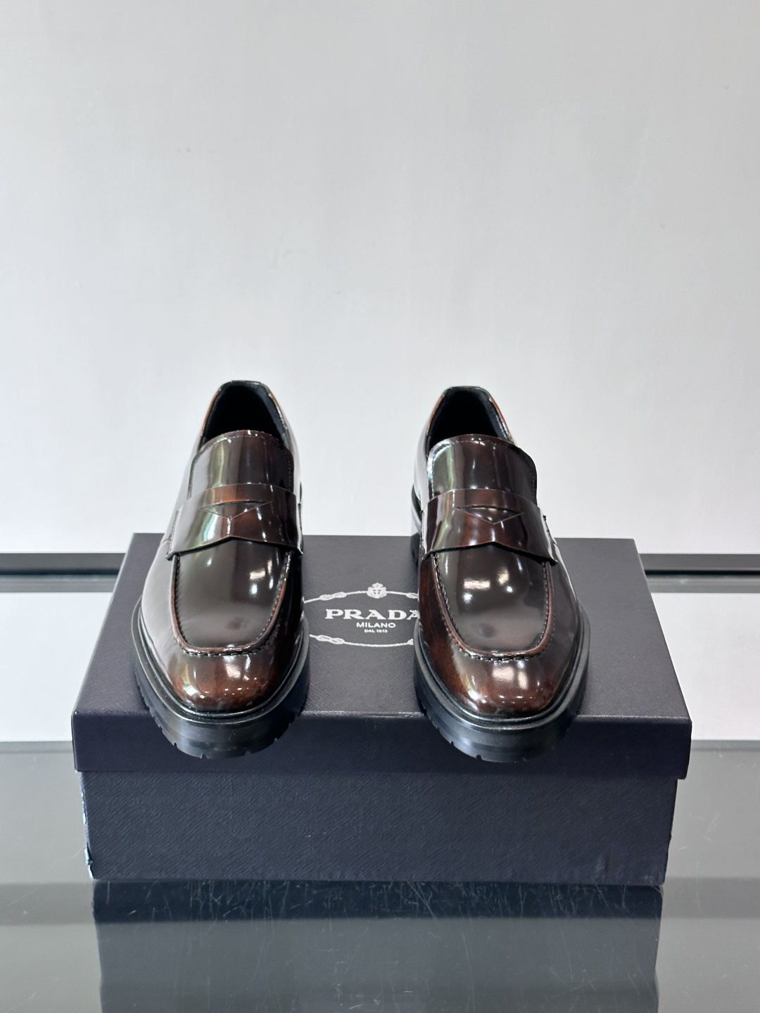 Prada男士乐福鞋​​✨选用意大利进口牛皮，鞋面光泽感强，质感细腻。经典一脚蹬设计，品牌辨识度满分！厚