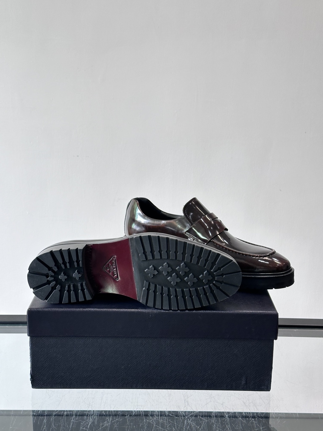 Prada男士乐福鞋​​✨选用意大利进口牛皮，鞋面光泽感强，质感细腻。经典一脚蹬设计，品牌辨识度满分！厚