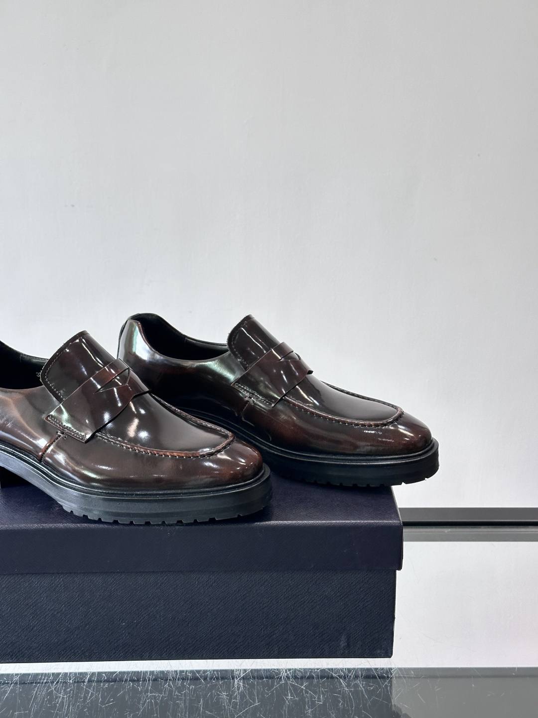 Prada男士乐福鞋​​✨选用意大利进口牛皮，鞋面光泽感强，质感细腻。经典一脚蹬设计，品牌辨识度满分！厚