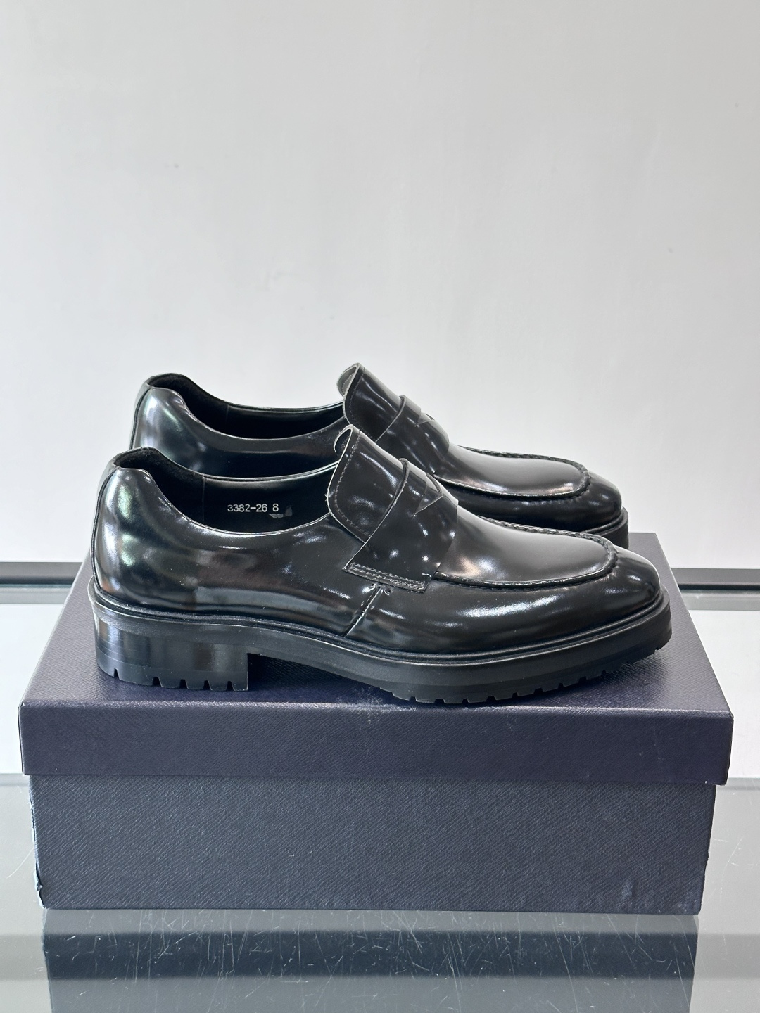 Prada男士乐福鞋​​✨选用意大利进口牛皮，鞋面光泽感强，质感细腻。经典一脚蹬设计，品牌辨识度满分！厚