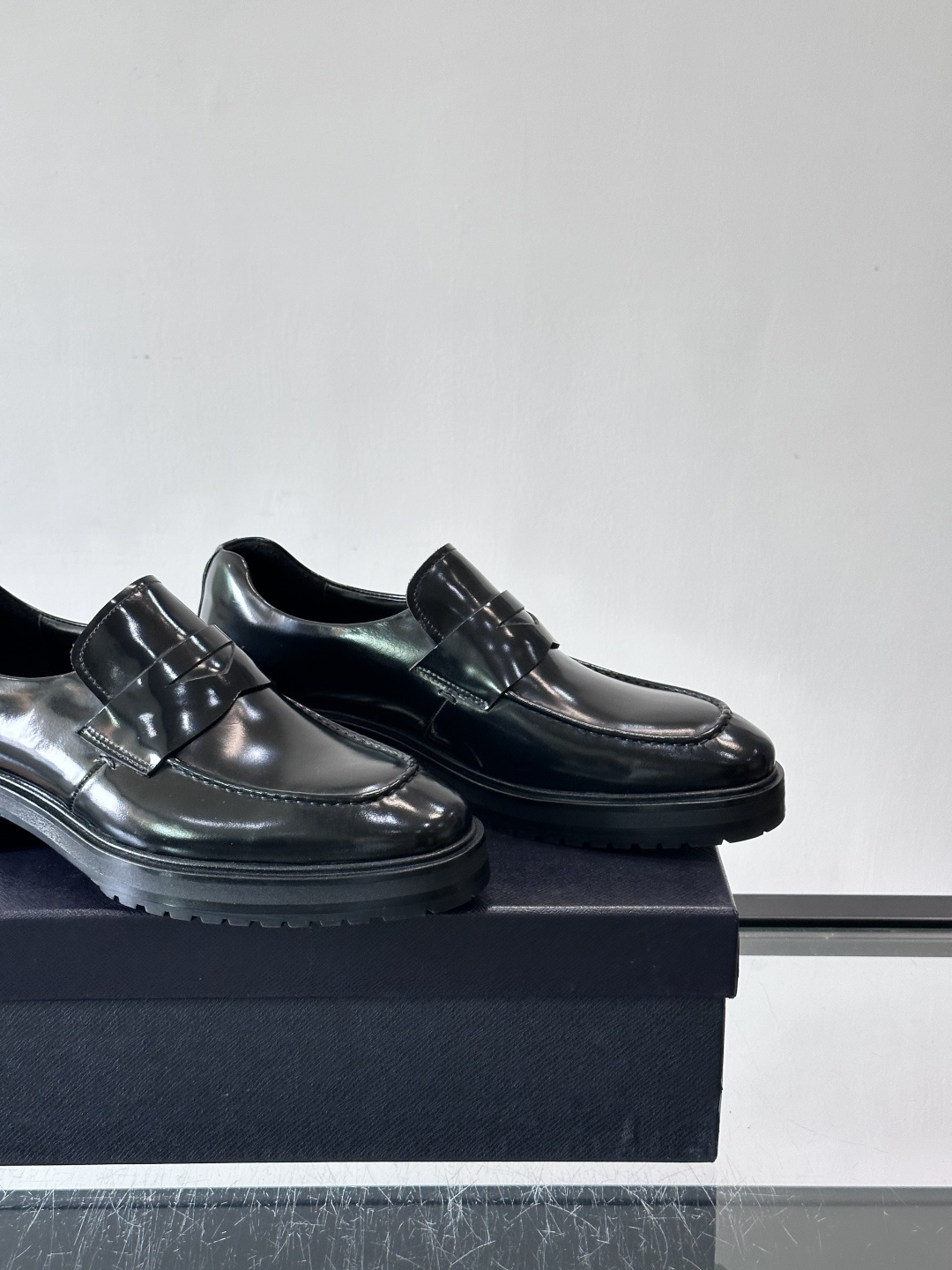 Prada男士乐福鞋​​✨选用意大利进口牛皮，鞋面光泽感强，质感细腻。经典一脚蹬设计，品牌辨识度满分！厚