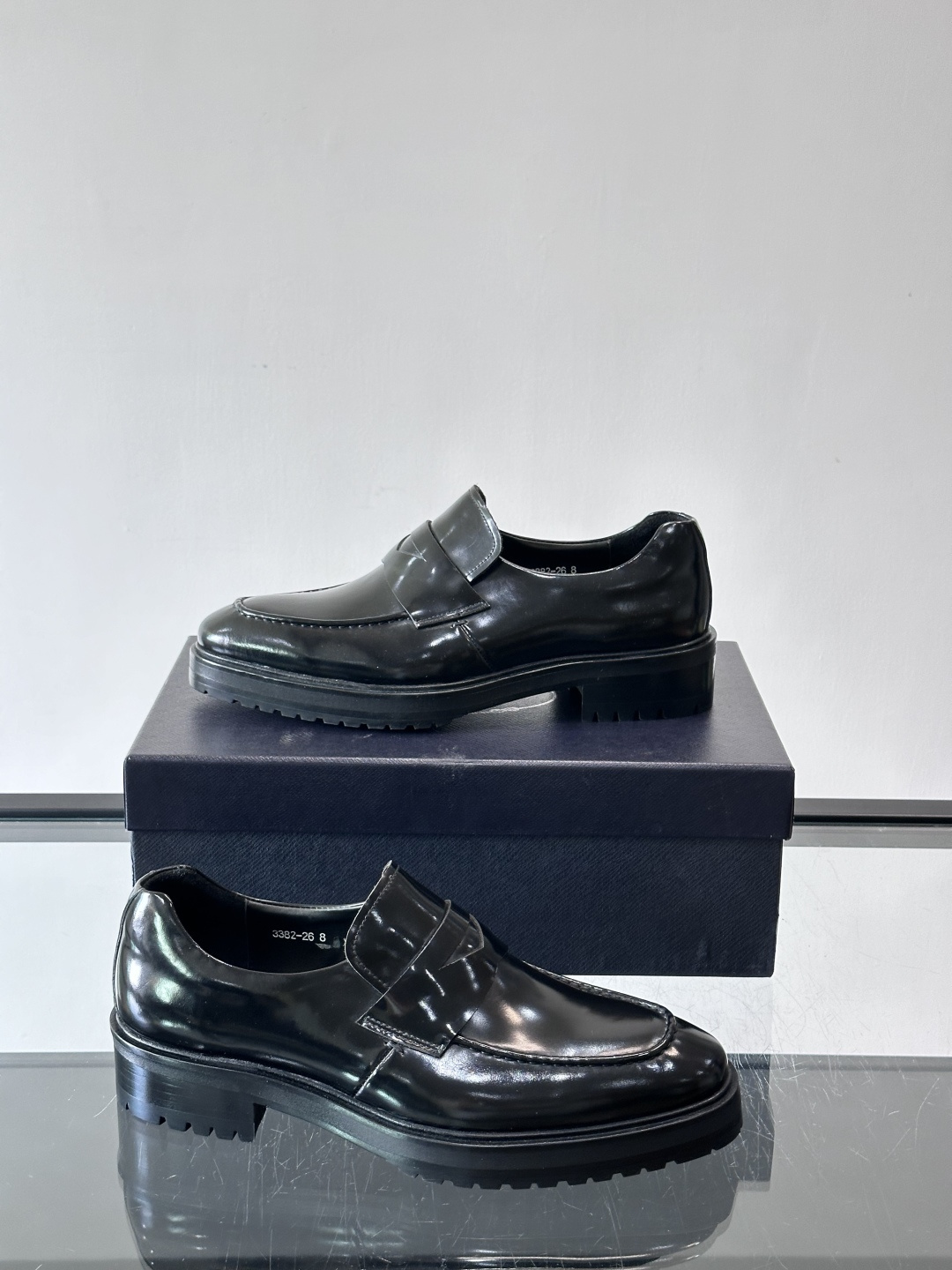 Prada男士乐福鞋​​✨选用意大利进口牛皮，鞋面光泽感强，质感细腻。经典一脚蹬设计，品牌辨识度满分！厚