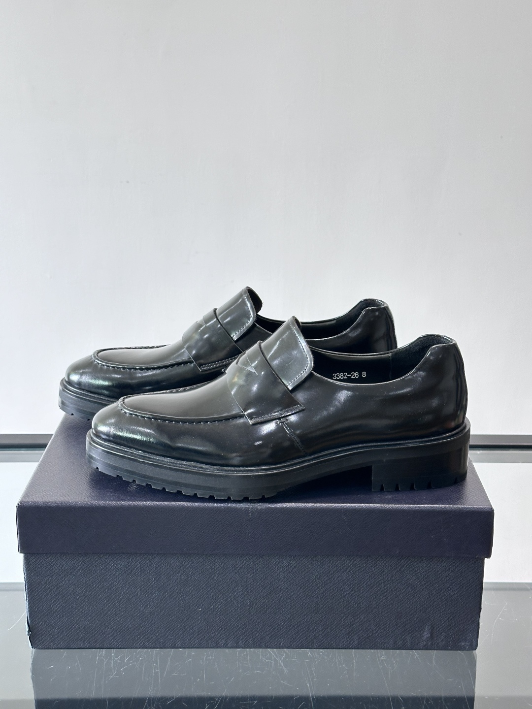 Prada男士乐福鞋​​✨选用意大利进口牛皮，鞋面光泽感强，质感细腻。经典一脚蹬设计，品牌辨识度满分！厚