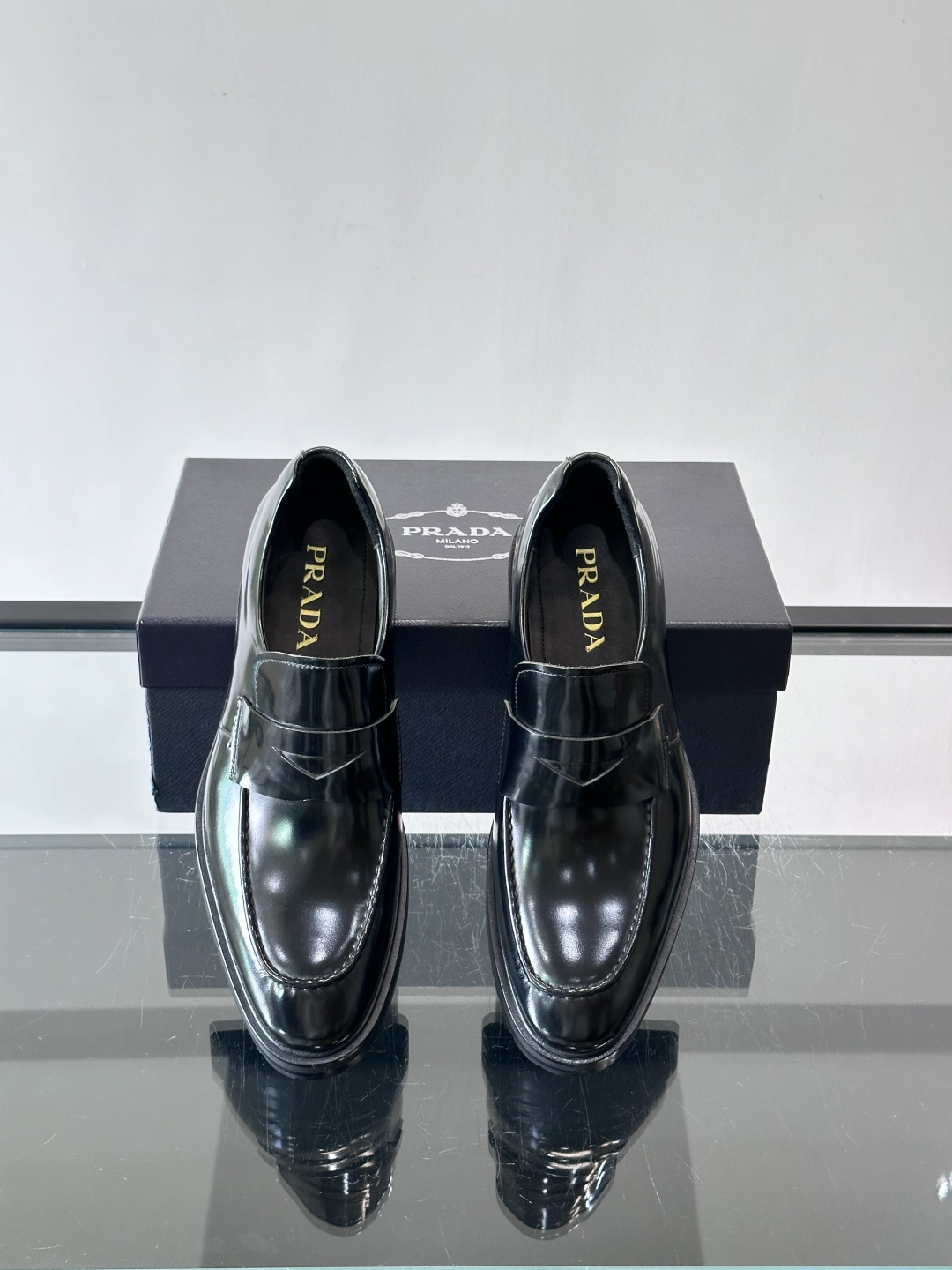 Prada男士乐福鞋​​✨选用意大利进口牛皮，鞋面光泽感强，质感细腻。经典一脚蹬设计，品牌辨识度满分！厚