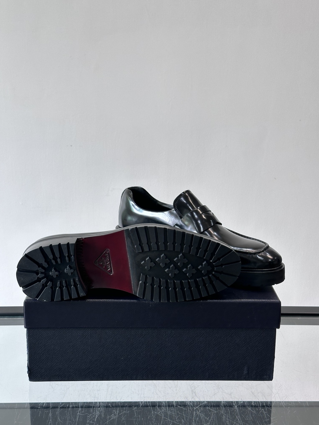 Prada男士乐福鞋​​✨选用意大利进口牛皮，鞋面光泽感强，质感细腻。经典一脚蹬设计，品牌辨识度满分！厚