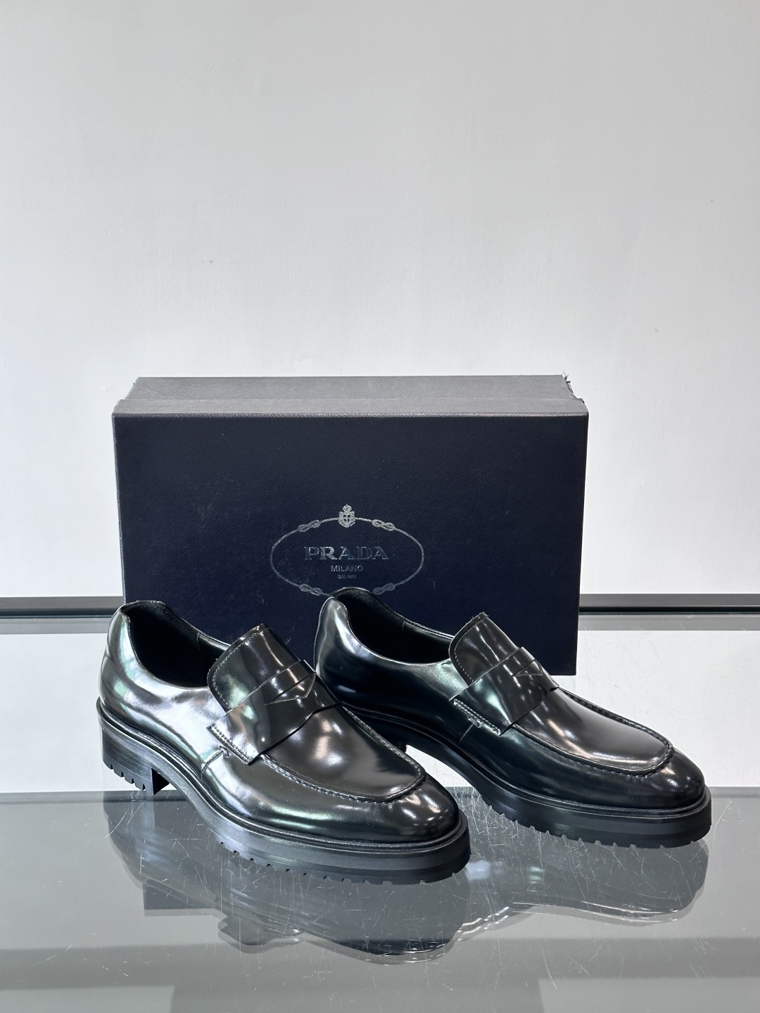 Prada男士乐福鞋​​✨选用意大利进口牛皮，鞋面光泽感强，质感细腻。经典一脚蹬设计，品牌辨识度满分！厚