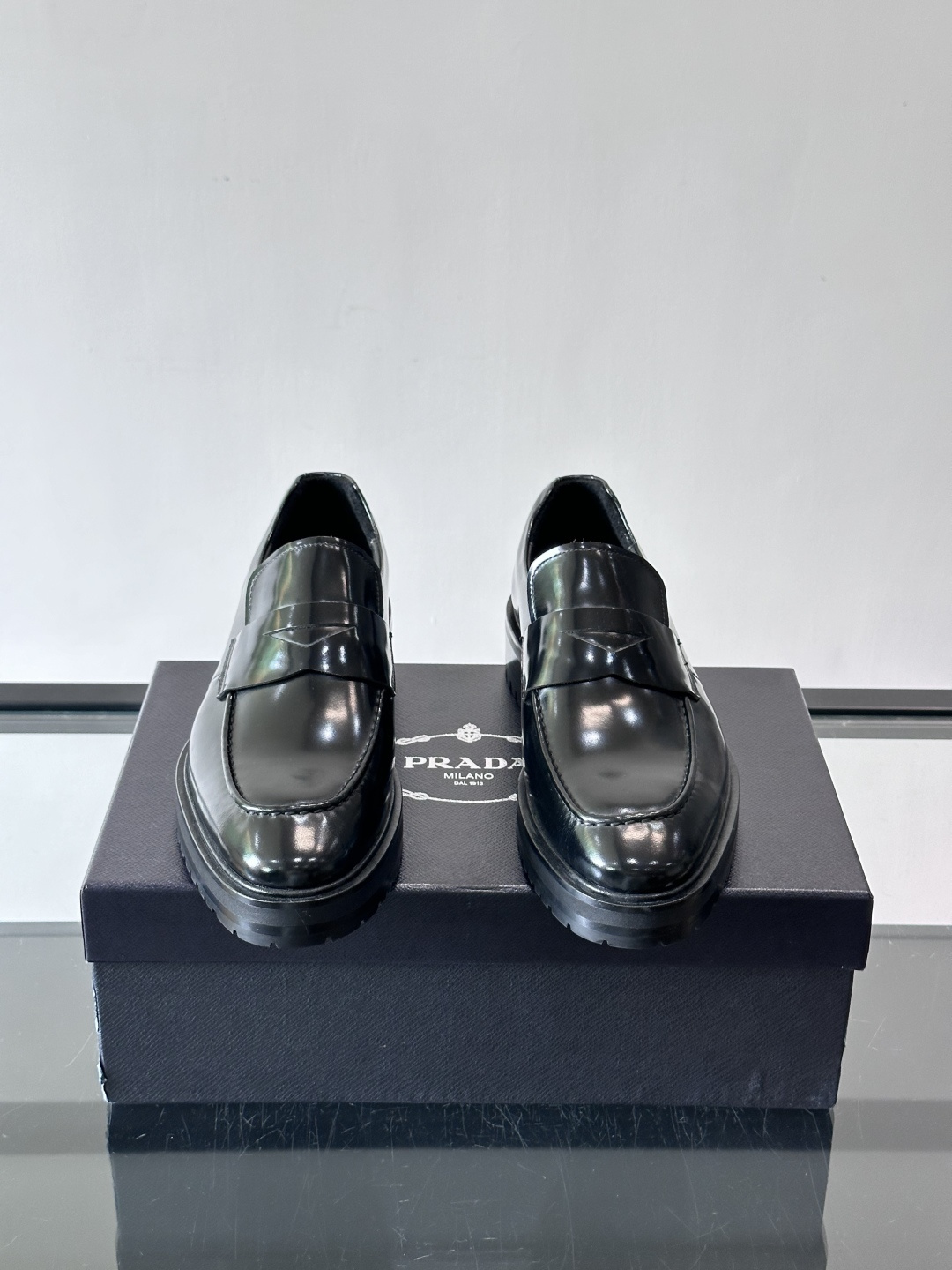 Prada男士乐福鞋​​✨选用意大利进口牛皮，鞋面光泽感强，质感细腻。经典一脚蹬设计，品牌辨识度满分！厚