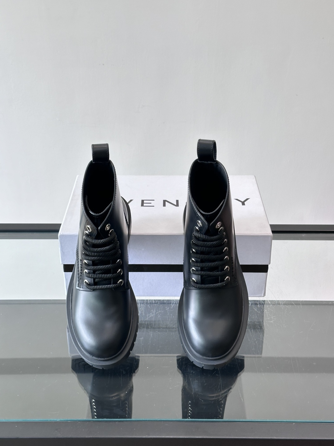 G纪梵希🖤这款黑色厚底马丁靴，英伦风设计，柔软皮革+锯齿橡胶厚底，耐磨又增高，秋冬穿超合适！8孔系带+侧