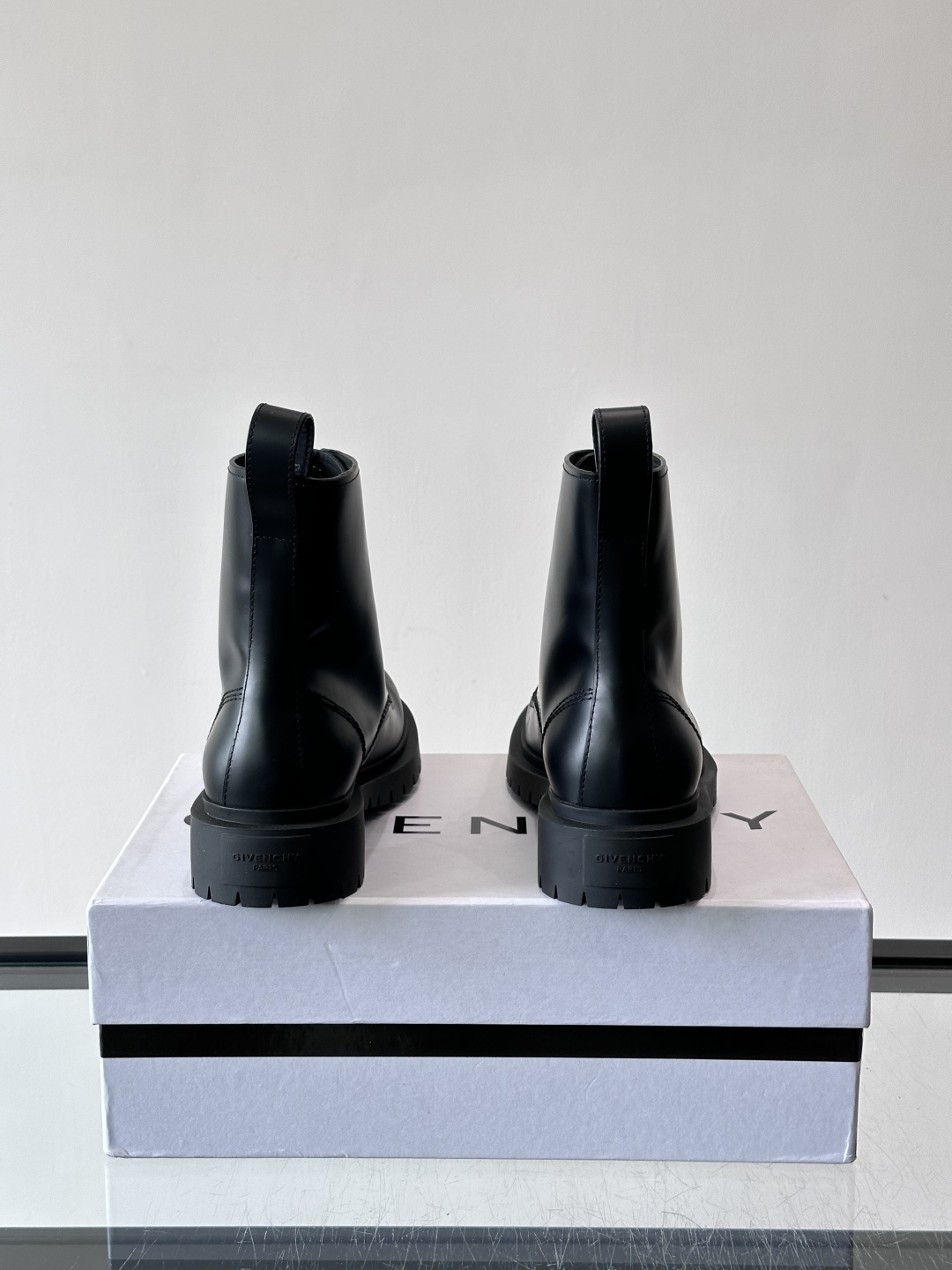 G纪梵希🖤这款黑色厚底马丁靴，英伦风设计，柔软皮革+锯齿橡胶厚底，耐磨又增高，秋冬穿超合适！8孔系带+侧