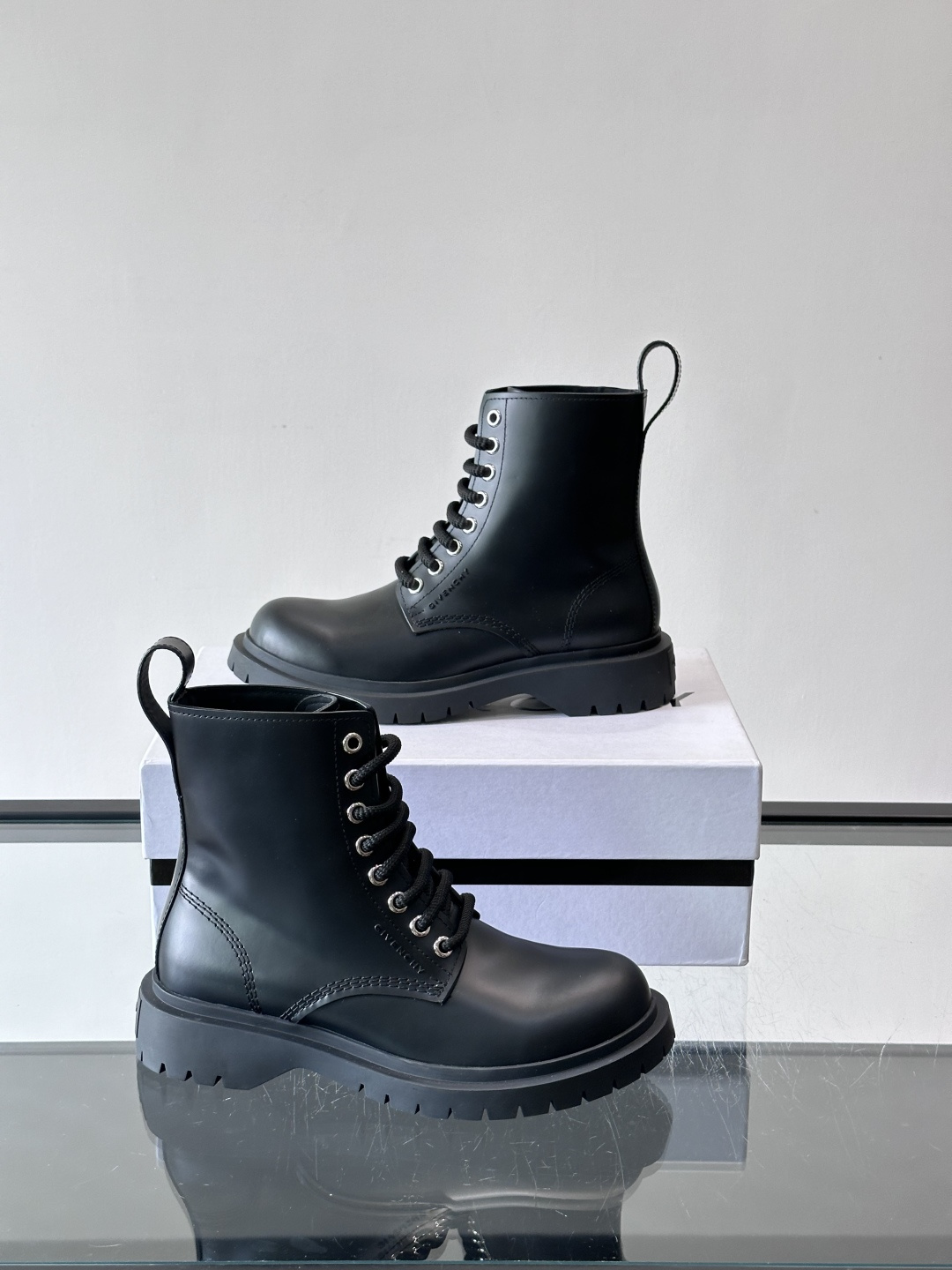 G纪梵希🖤这款黑色厚底马丁靴，英伦风设计，柔软皮革+锯齿橡胶厚底，耐磨又增高，秋冬穿超合适！8孔系带+侧