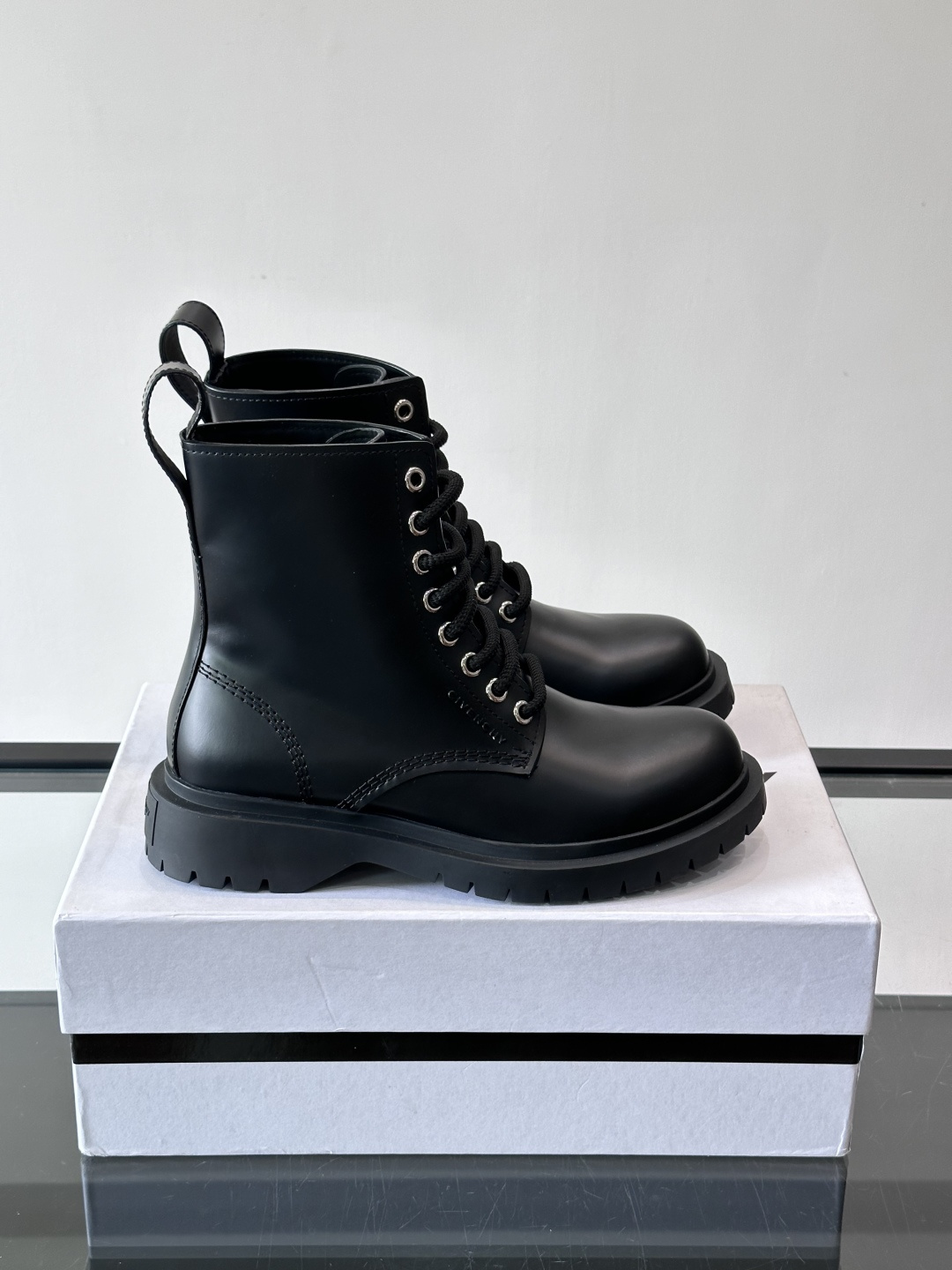 G纪梵希🖤这款黑色厚底马丁靴，英伦风设计，柔软皮革+锯齿橡胶厚底，耐磨又增高，秋冬穿超合适！8孔系带+侧