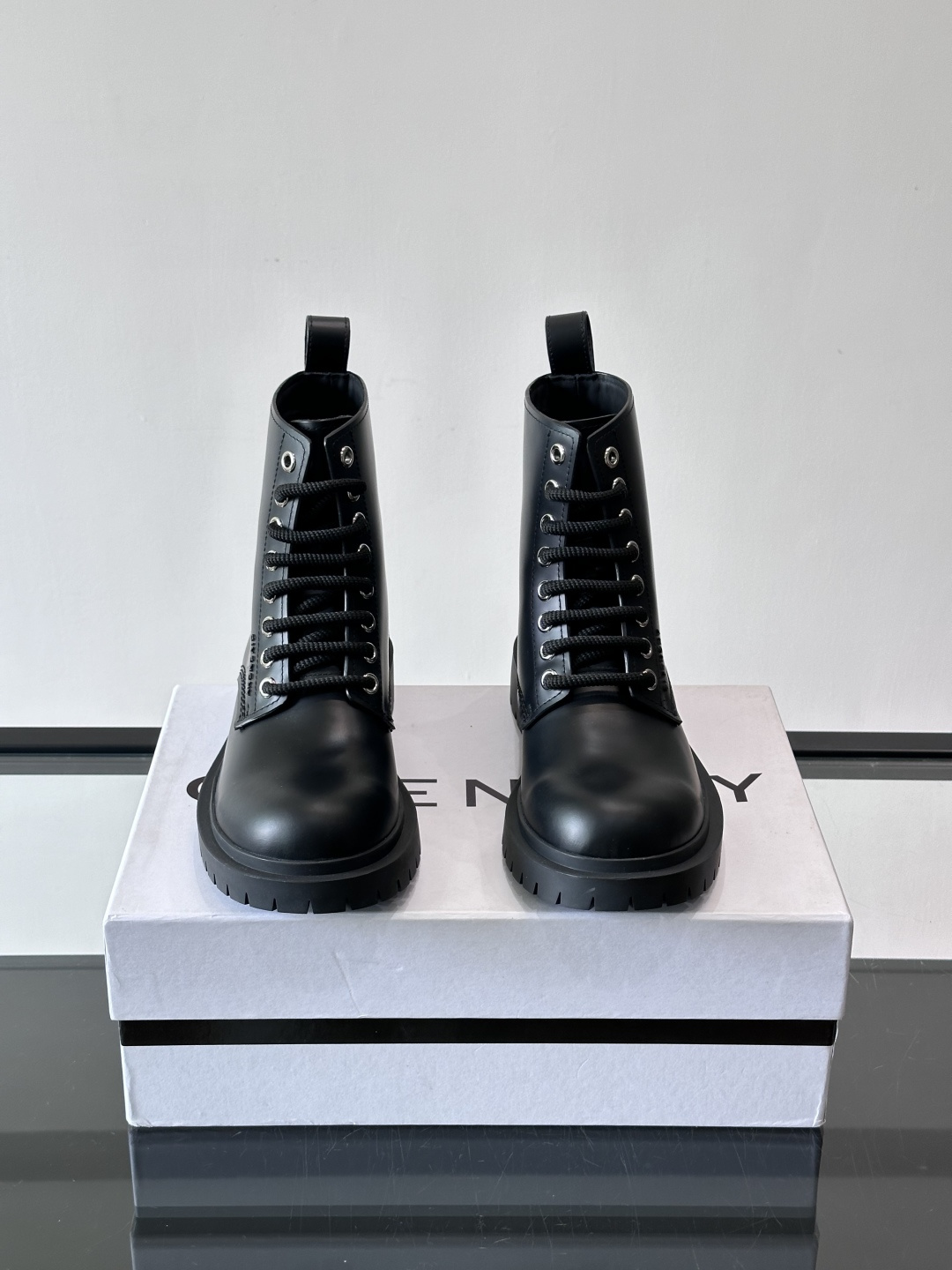 G纪梵希🖤这款黑色厚底马丁靴，英伦风设计，柔软皮革+锯齿橡胶厚底，耐磨又增高，秋冬穿超合适！8孔系带+侧