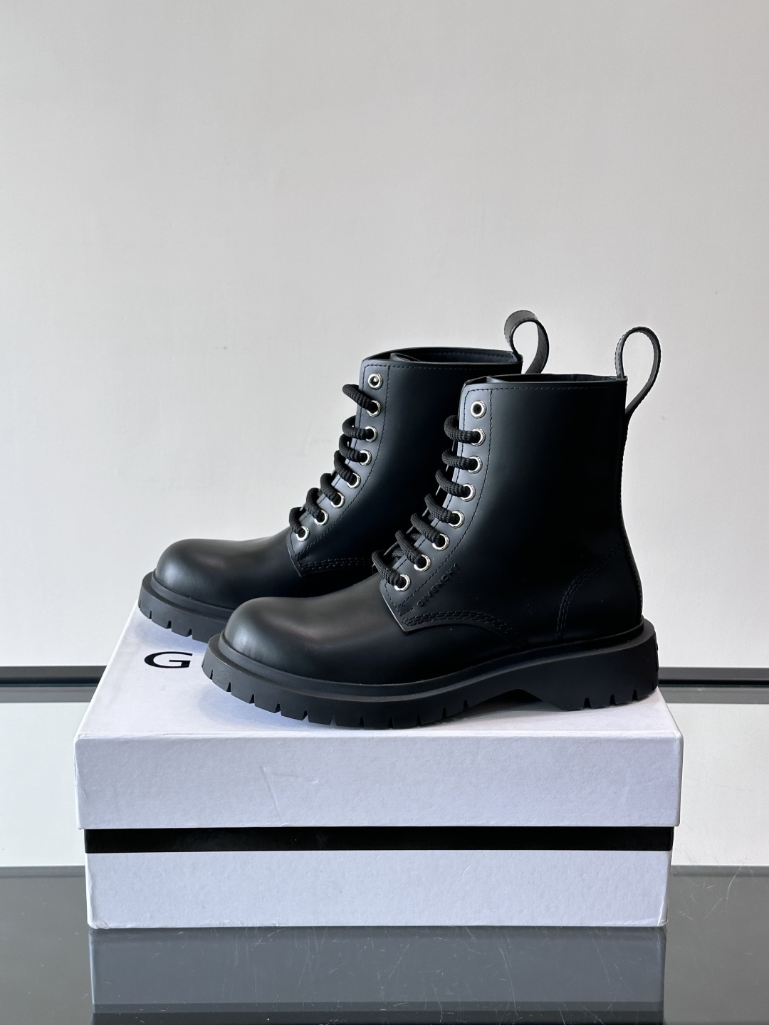 G纪梵希🖤这款黑色厚底马丁靴，英伦风设计，柔软皮革+锯齿橡胶厚底，耐磨又增高，秋冬穿超合适！8孔系带+侧