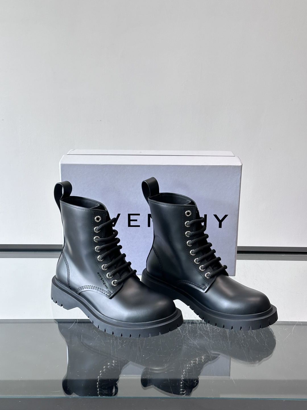 G纪梵希🖤这款黑色厚底马丁靴，英伦风设计，柔软皮革+锯齿橡胶厚底，耐磨又增高，秋冬穿超合适！8孔系带+侧