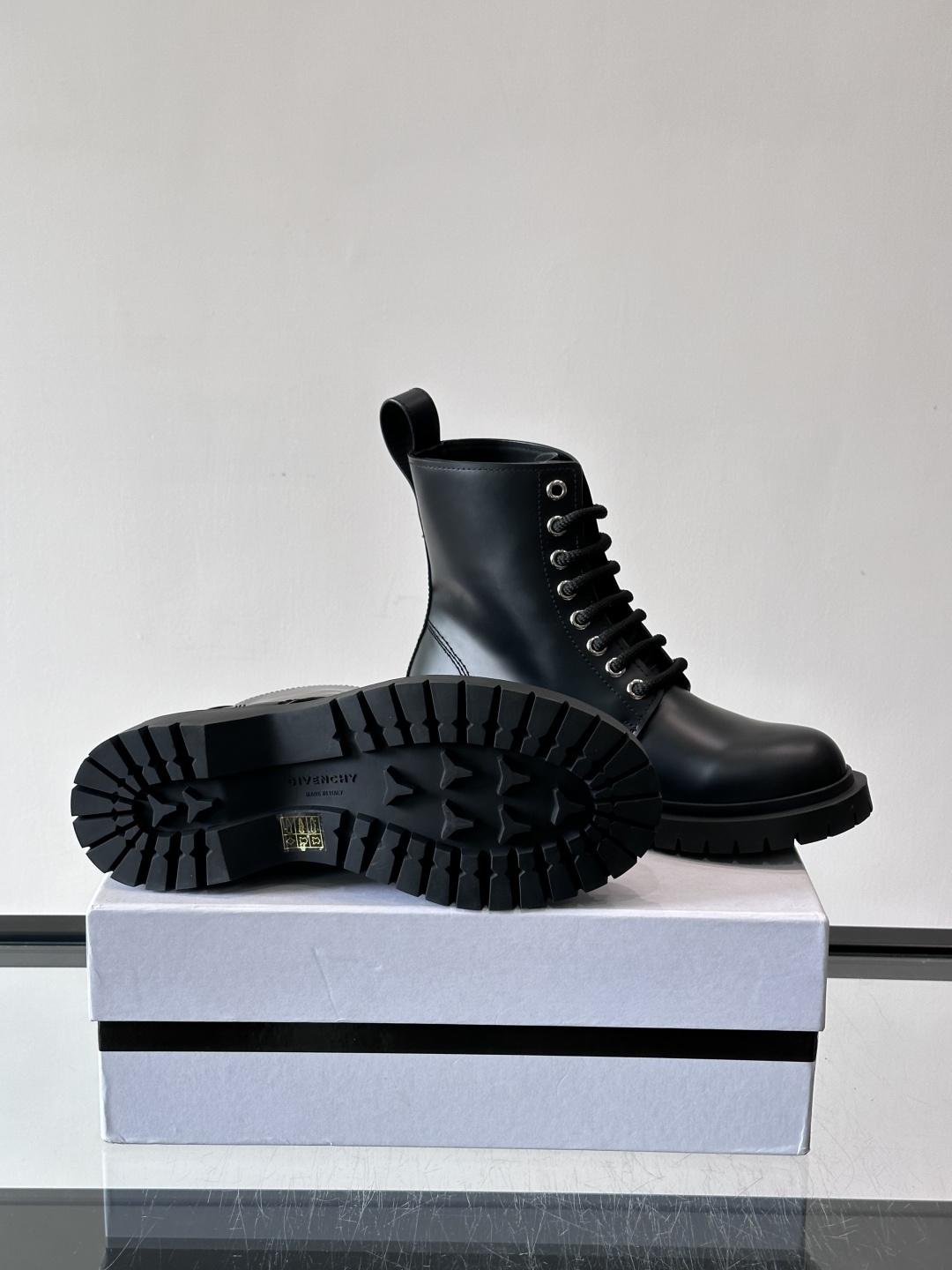 G纪梵希🖤这款黑色厚底马丁靴，英伦风设计，柔软皮革+锯齿橡胶厚底，耐磨又增高，秋冬穿超合适！8孔系带+侧