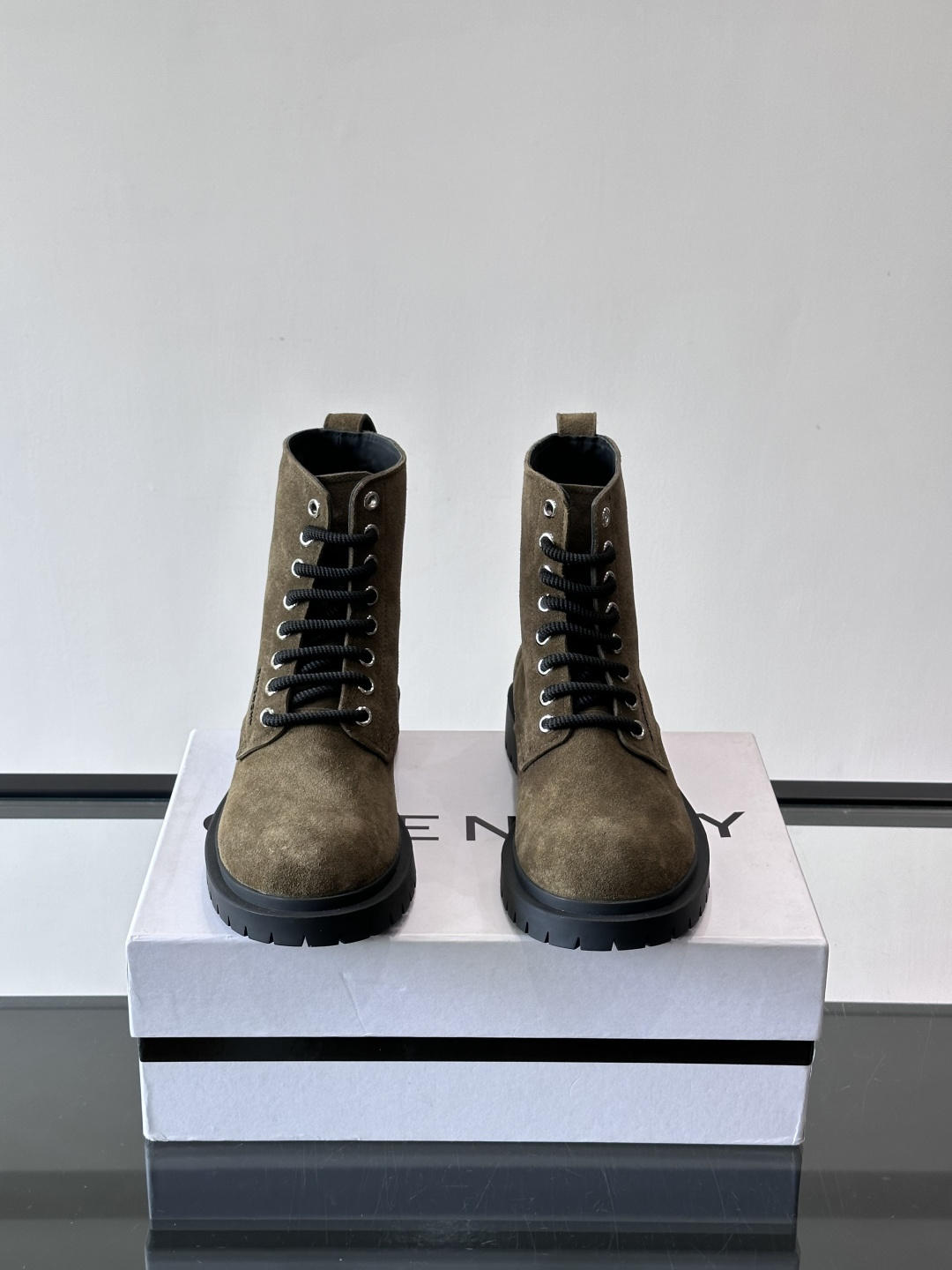 G纪梵希🖤这款厚底马丁靴，英伦风设计，柔软皮革+锯齿橡胶厚底，耐磨又增高，秋冬穿超合适！8孔系带+侧拉链