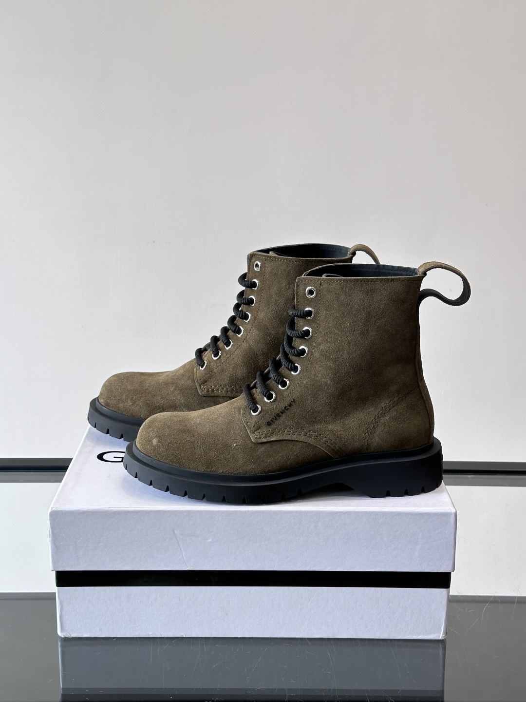 G纪梵希🖤这款厚底马丁靴，英伦风设计，柔软皮革+锯齿橡胶厚底，耐磨又增高，秋冬穿超合适！8孔系带+侧拉链