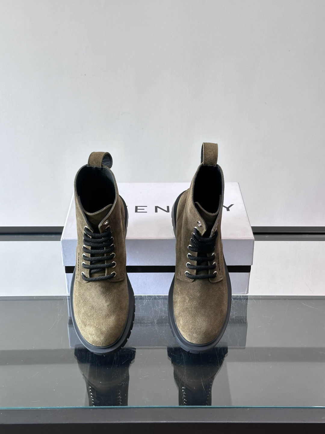 G纪梵希🖤这款厚底马丁靴，英伦风设计，柔软皮革+锯齿橡胶厚底，耐磨又增高，秋冬穿超合适！8孔系带+侧拉链