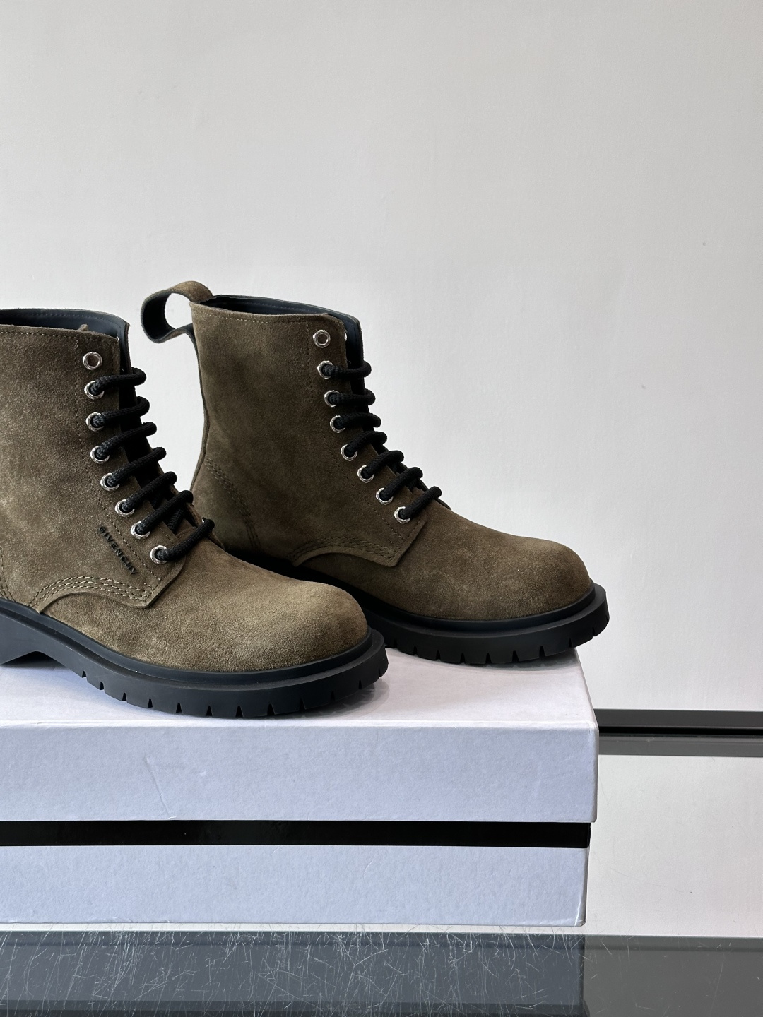 G纪梵希🖤这款厚底马丁靴，英伦风设计，柔软皮革+锯齿橡胶厚底，耐磨又增高，秋冬穿超合适！8孔系带+侧拉链