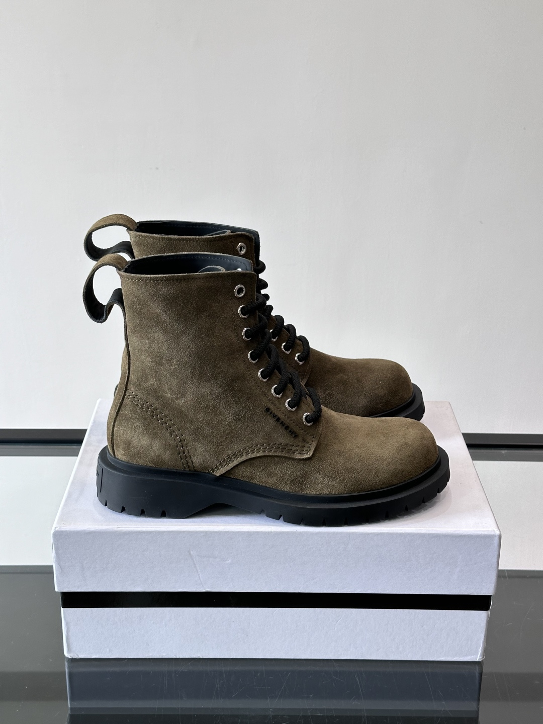 G纪梵希🖤这款厚底马丁靴，英伦风设计，柔软皮革+锯齿橡胶厚底，耐磨又增高，秋冬穿超合适！8孔系带+侧拉链