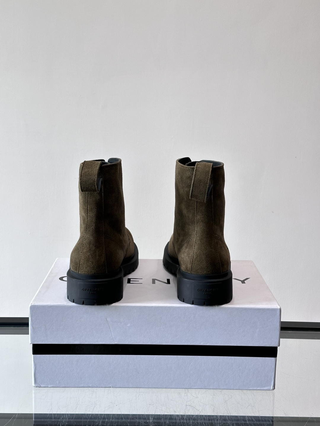 G纪梵希🖤这款厚底马丁靴，英伦风设计，柔软皮革+锯齿橡胶厚底，耐磨又增高，秋冬穿超合适！8孔系带+侧拉链