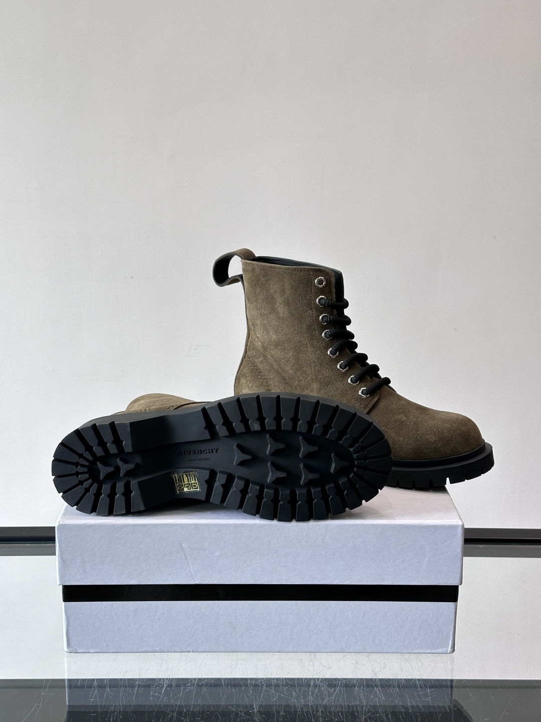 G纪梵希🖤这款厚底马丁靴，英伦风设计，柔软皮革+锯齿橡胶厚底，耐磨又增高，秋冬穿超合适！8孔系带+侧拉链