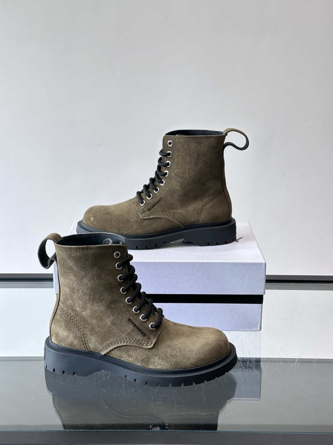 G纪梵希🖤这款厚底马丁靴，英伦风设计，柔软皮革+锯齿橡胶厚底，耐磨又增高，秋冬穿超合适！8孔系带+侧拉链