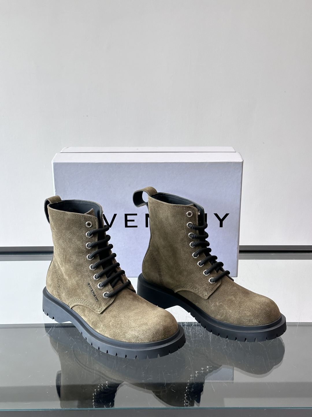 G纪梵希🖤这款厚底马丁靴，英伦风设计，柔软皮革+锯齿橡胶厚底，耐磨又增高，秋冬穿超合适！8孔系带+侧拉链