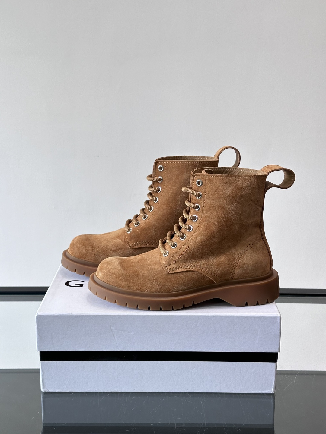 G纪梵希🖤这款厚底马丁靴，英伦风设计，柔软皮革+锯齿橡胶厚底，耐磨又增高，秋冬穿超合适！8孔系带+侧拉链