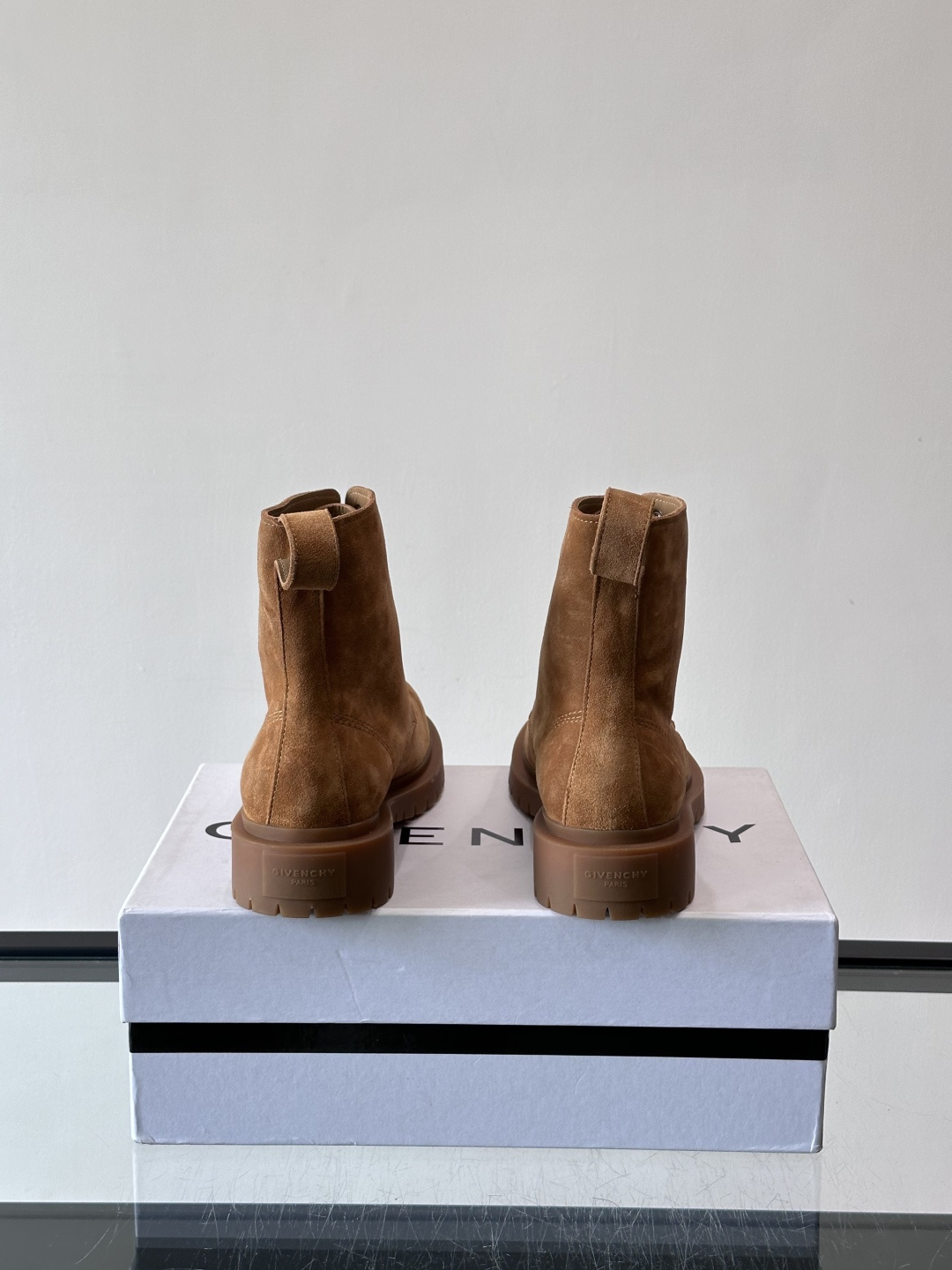 G纪梵希🖤这款厚底马丁靴，英伦风设计，柔软皮革+锯齿橡胶厚底，耐磨又增高，秋冬穿超合适！8孔系带+侧拉链