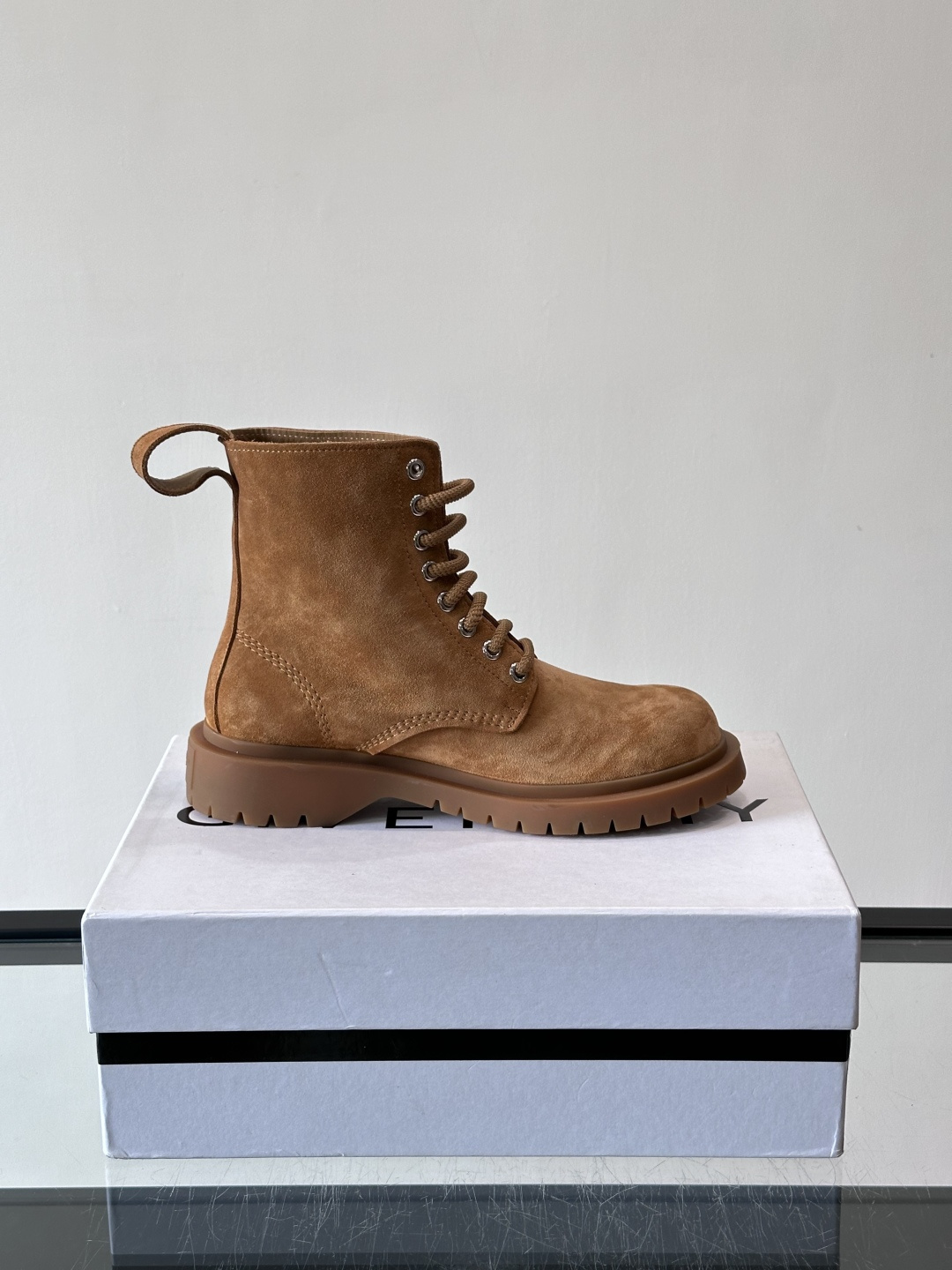 G纪梵希🖤这款厚底马丁靴，英伦风设计，柔软皮革+锯齿橡胶厚底，耐磨又增高，秋冬穿超合适！8孔系带+侧拉链