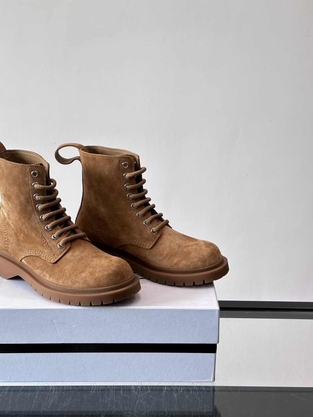 G纪梵希🖤这款厚底马丁靴，英伦风设计，柔软皮革+锯齿橡胶厚底，耐磨又增高，秋冬穿超合适！8孔系带+侧拉链