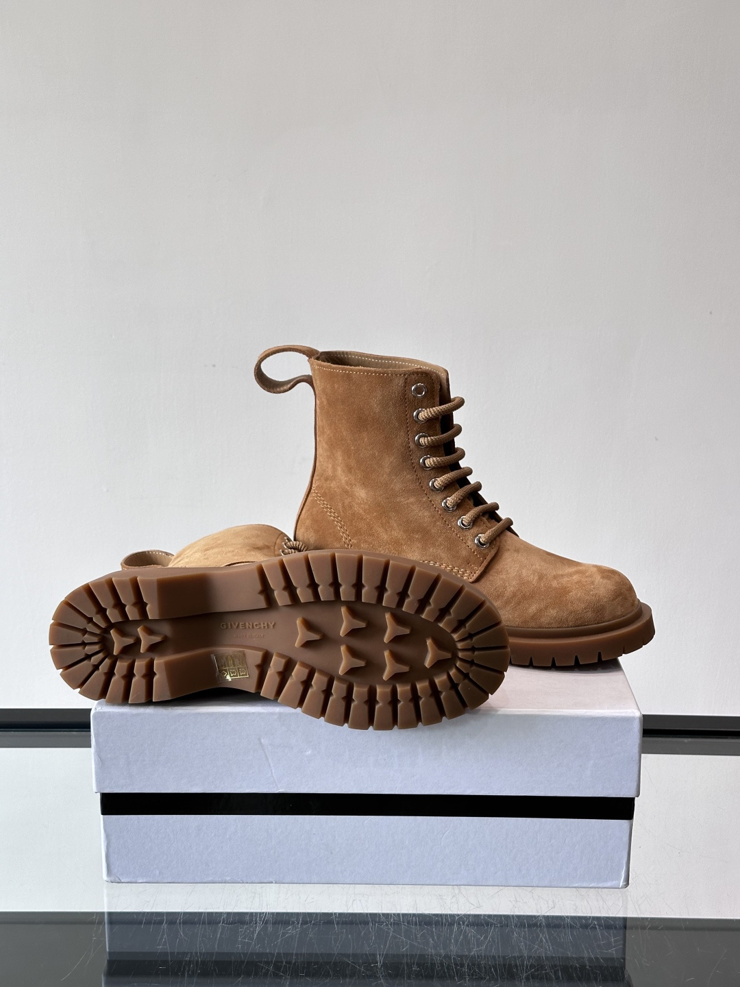 G纪梵希🖤这款厚底马丁靴，英伦风设计，柔软皮革+锯齿橡胶厚底，耐磨又增高，秋冬穿超合适！8孔系带+侧拉链