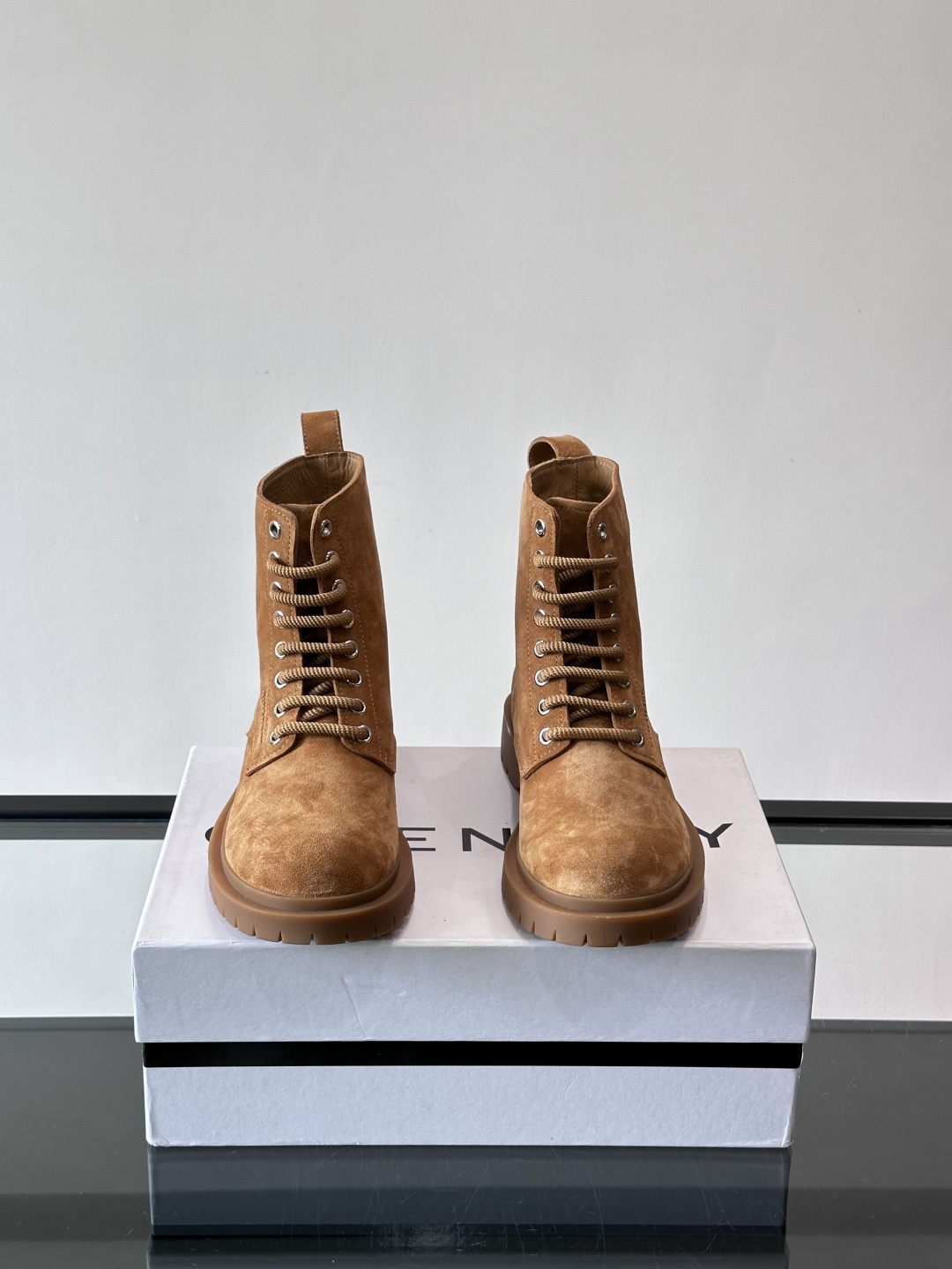 G纪梵希🖤这款厚底马丁靴，英伦风设计，柔软皮革+锯齿橡胶厚底，耐磨又增高，秋冬穿超合适！8孔系带+侧拉链