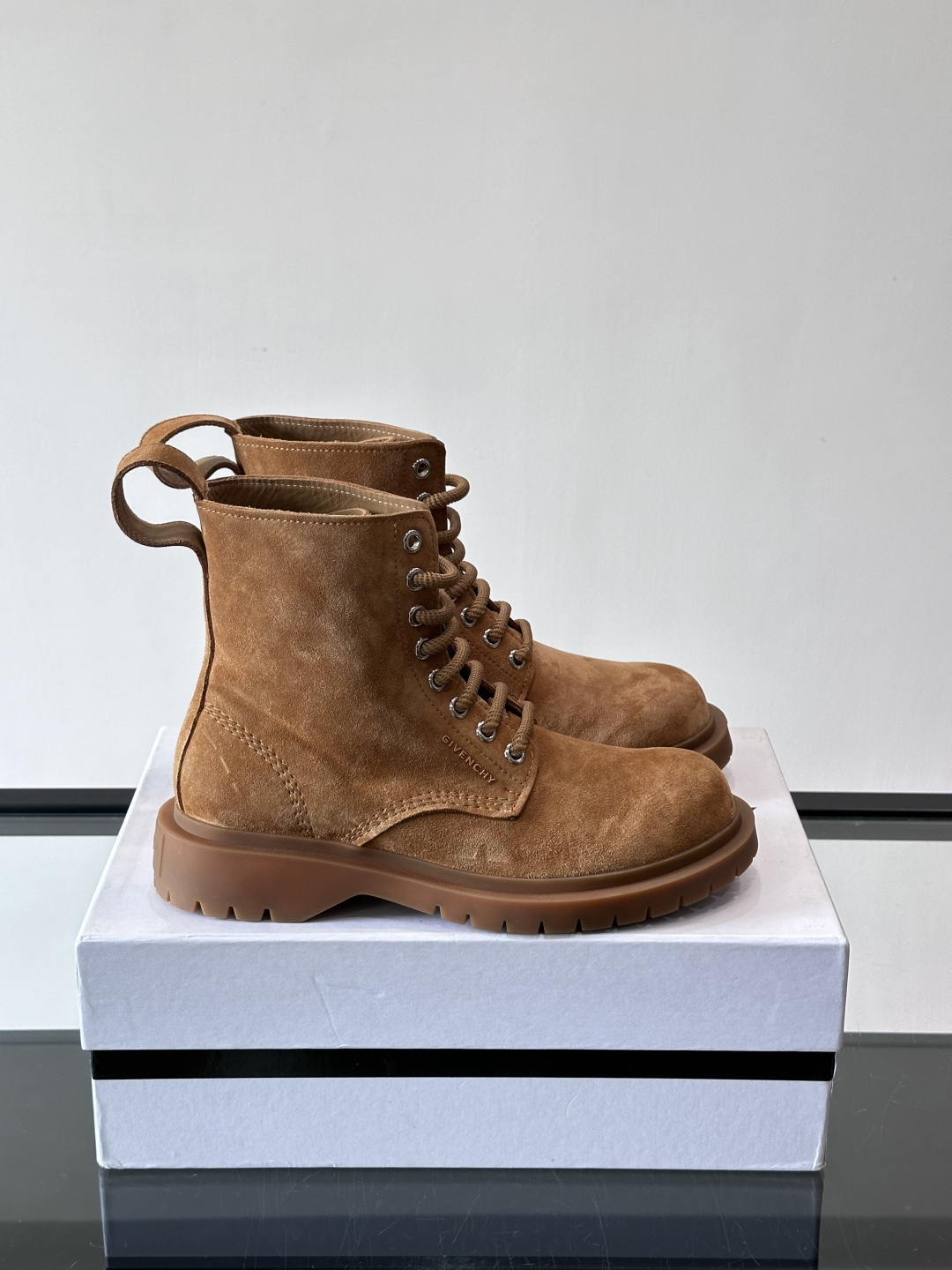 G纪梵希🖤这款厚底马丁靴，英伦风设计，柔软皮革+锯齿橡胶厚底，耐磨又增高，秋冬穿超合适！8孔系带+侧拉链