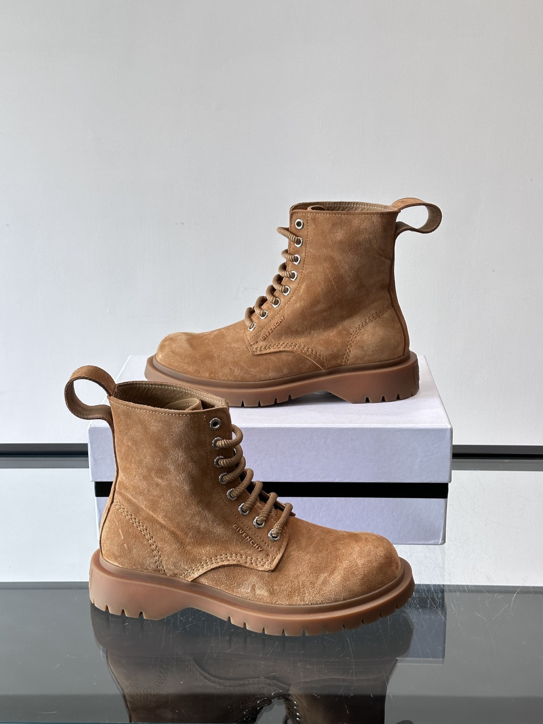 G纪梵希🖤这款厚底马丁靴，英伦风设计，柔软皮革+锯齿橡胶厚底，耐磨又增高，秋冬穿超合适！8孔系带+侧拉链