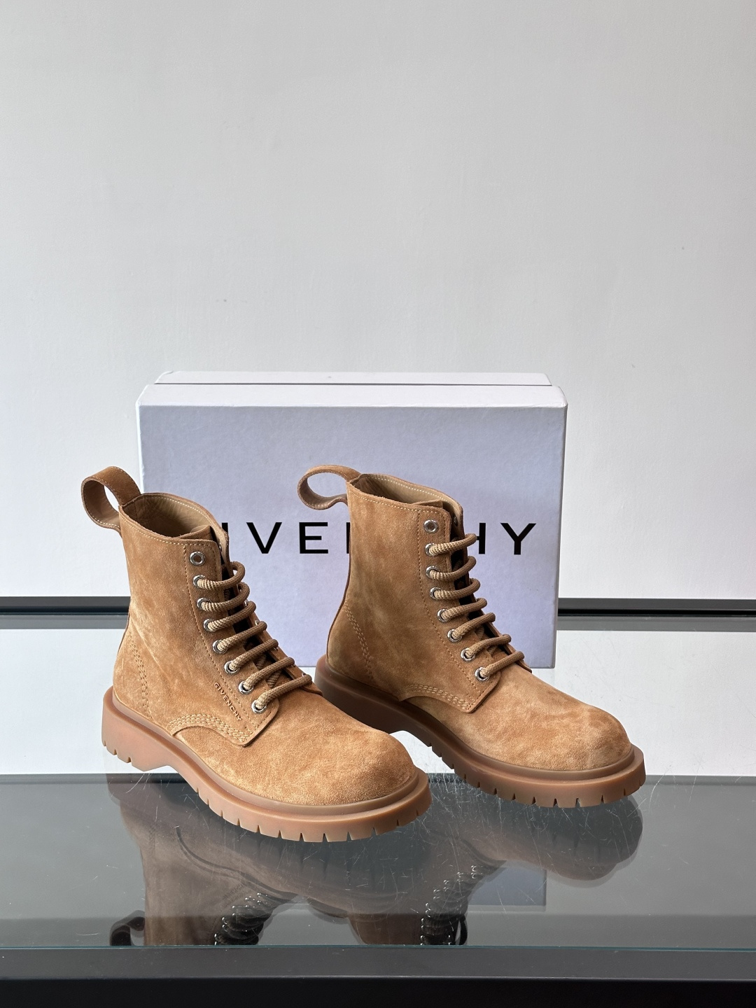 G纪梵希🖤这款厚底马丁靴，英伦风设计，柔软皮革+锯齿橡胶厚底，耐磨又增高，秋冬穿超合适！8孔系带+侧拉链