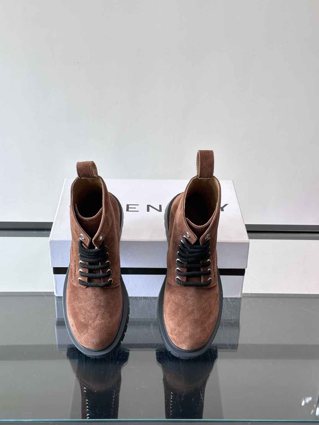 G纪梵希🖤这款厚底马丁靴，英伦风设计，柔软皮革+锯齿橡胶厚底，耐磨又增高，秋冬穿超合适！8孔系带+侧拉链