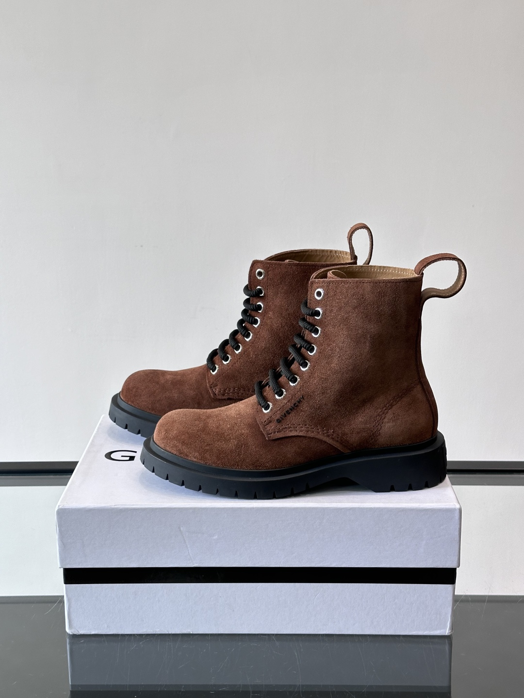 G纪梵希🖤这款厚底马丁靴，英伦风设计，柔软皮革+锯齿橡胶厚底，耐磨又增高，秋冬穿超合适！8孔系带+侧拉链