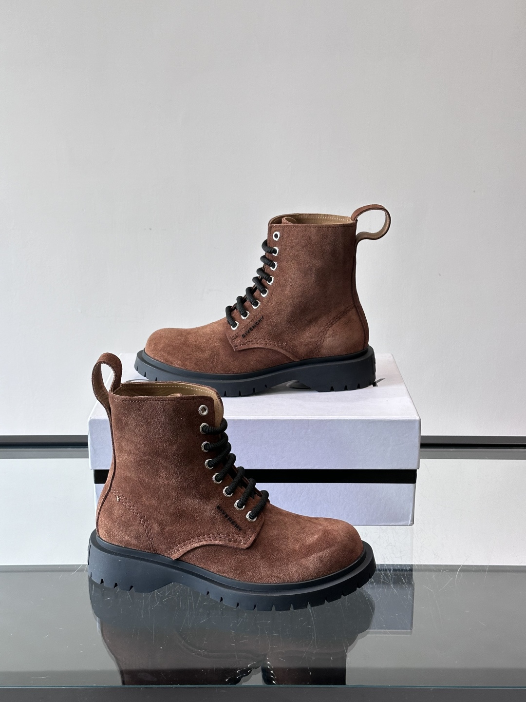 G纪梵希🖤这款厚底马丁靴，英伦风设计，柔软皮革+锯齿橡胶厚底，耐磨又增高，秋冬穿超合适！8孔系带+侧拉链