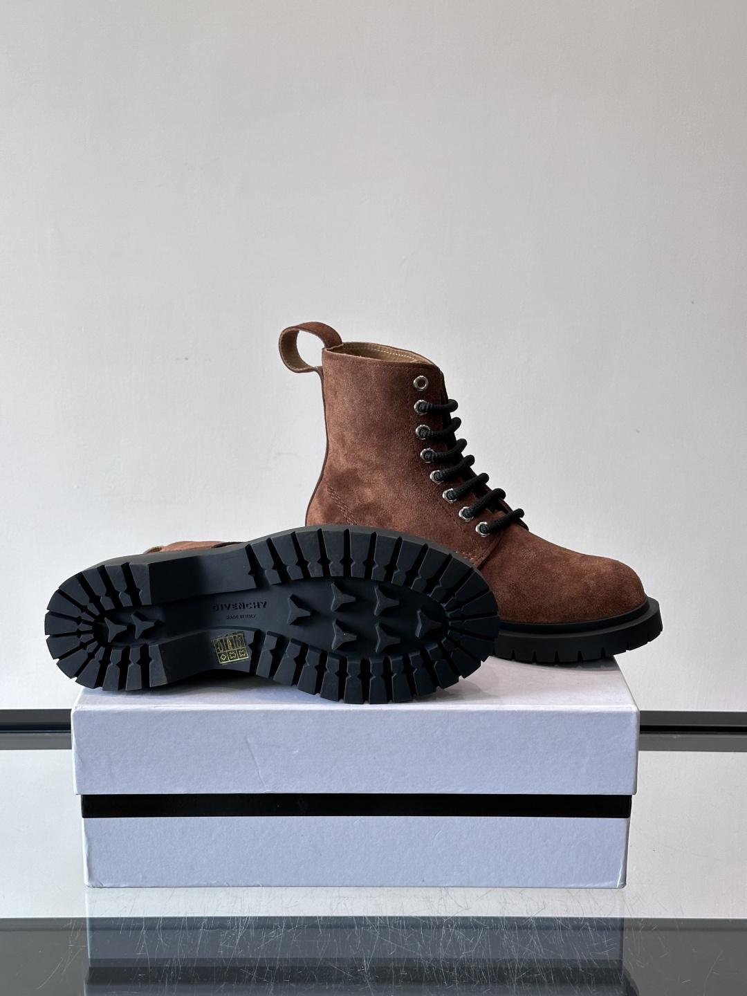 G纪梵希🖤这款厚底马丁靴，英伦风设计，柔软皮革+锯齿橡胶厚底，耐磨又增高，秋冬穿超合适！8孔系带+侧拉链