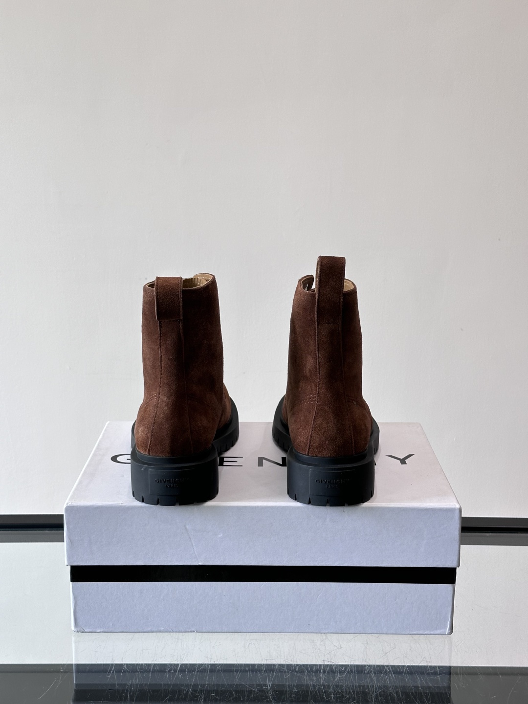 G纪梵希🖤这款厚底马丁靴，英伦风设计，柔软皮革+锯齿橡胶厚底，耐磨又增高，秋冬穿超合适！8孔系带+侧拉链