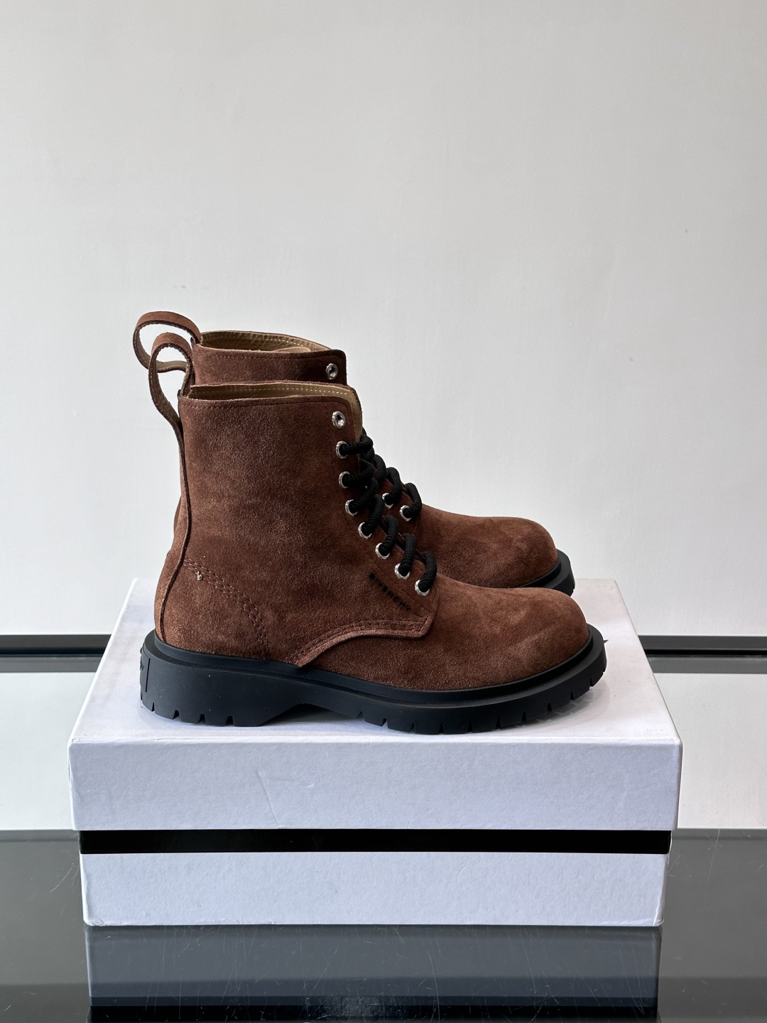 G纪梵希🖤这款厚底马丁靴，英伦风设计，柔软皮革+锯齿橡胶厚底，耐磨又增高，秋冬穿超合适！8孔系带+侧拉链