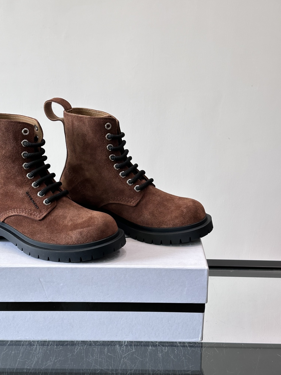 G纪梵希🖤这款厚底马丁靴，英伦风设计，柔软皮革+锯齿橡胶厚底，耐磨又增高，秋冬穿超合适！8孔系带+侧拉链