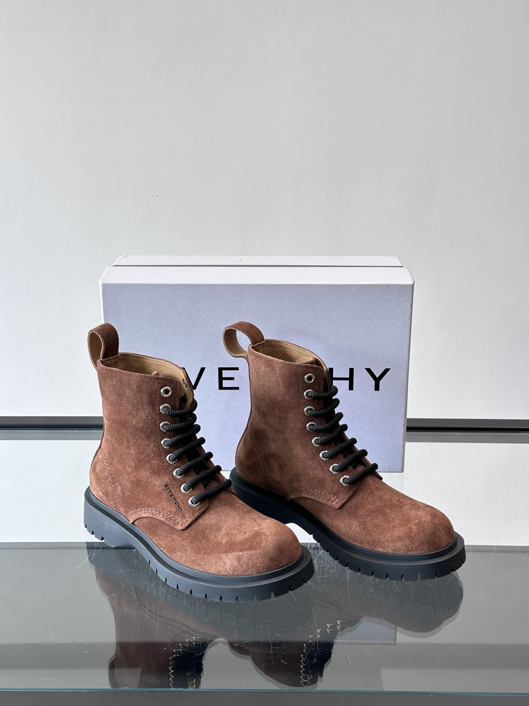 G纪梵希🖤这款厚底马丁靴，英伦风设计，柔软皮革+锯齿橡胶厚底，耐磨又增高，秋冬穿超合适！8孔系带+侧拉链